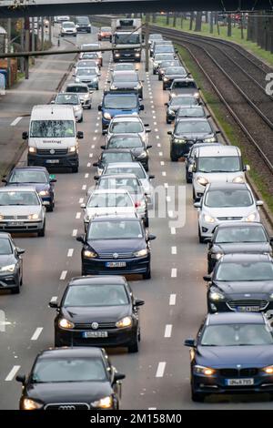 Innerstädtischer Verkehr, 3-spuriger Westfalendamm, B1 Bundesstraße, hoher Verkehr, NRW, Deutschland, Dortmund, Stockfoto