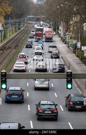 Innerstädtischer Verkehr, 3-spuriger Westfalendamm, B1 Bundesstraße, hoher Verkehr, NRW, Deutschland, Dortmund, Stockfoto