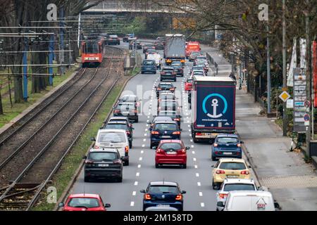 Innerstädtischer Verkehr, 3-spuriger Westfalendamm, B1 Bundesstraße, hoher Verkehr, NRW, Deutschland, Dortmund, Stockfoto