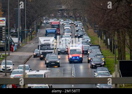 Notspur, Krankenwagen, der sich durch den Verkehr im Stadtzentrum bewegt, mit blinkenden blauen Ampeln und Sirene, 3-spuriger Westfalendamm, B1 Bundesstraße, schwer Stockfoto