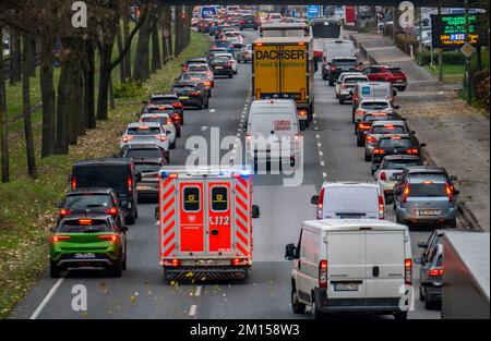 Notspur, Krankenwagen, der sich durch den Verkehr im Stadtzentrum bewegt, mit blinkenden blauen Ampeln und Sirene, 3-spuriger Westfalendamm, B1 Bundesstraße, schwer Stockfoto