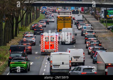 Notspur, Krankenwagen, der sich durch den Verkehr im Stadtzentrum bewegt, mit blinkenden blauen Ampeln und Sirene, 3-spuriger Westfalendamm, B1 Bundesstraße, schwer Stockfoto