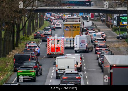 Notspur, Krankenwagen, der sich durch den Verkehr im Stadtzentrum bewegt, mit blinkenden blauen Ampeln und Sirene, 3-spuriger Westfalendamm, B1 Bundesstraße, schwer Stockfoto