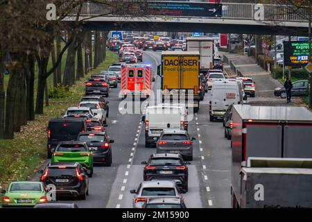 Notspur, Krankenwagen, der sich durch den Verkehr im Stadtzentrum bewegt, mit blinkenden blauen Ampeln und Sirene, 3-spuriger Westfalendamm, B1 Bundesstraße, schwer Stockfoto