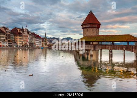 Ctyscape Luzern Schweiz. Kapellbrücke über den Vierwaldstättersee mit der Jesuitenkirche am Ufer des Sees. Landschaft mit fantastischem Reiseziel Stockfoto
