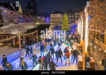 Weihnachtsmarkt mit Eislaufbahn am Heumarkt in der Kölner Altstadt, NRW Stockfoto