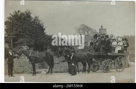 Oldtimer-Fotografie eines Pferdekutschausflugs aus dem späten 19.. Jahrhundert. Der Trainer auf dem Foto heißt Dreadnought. Stockfoto