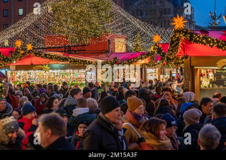 Weihnachtsmarkt am Roncallli Platz, direkt am Kölner Dom, in der Kölner Altstadt, NRW Stockfoto