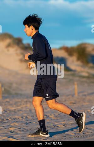 Hyunseok Hong von Gent wurde während eines Strandlaufs im Wintertrainingslager der belgischen Fußballmannschaft KAA Gent in Oliva, Spanien, am Samstag, den 10. Dezember 2022 gezeigt. BELGA PHOTO LUC CLAESSEN Credit: Belga News Agency/Alamy Live News Stockfoto