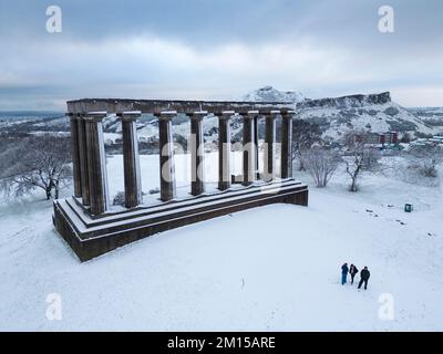 Blick auf das National Monument auf Calton Hill im Schnee, Edinburgh, Schottland, Großbritannien Stockfoto