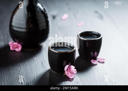 Traditioneller japanischer Sake als alte Tradition. Sake in Keramik serviert. Stockfoto