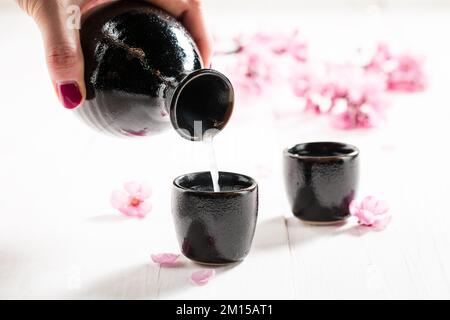 Spezieller japanischer Sake als alte Tradition. Traditionelles alkoholfreies Getränk in Japan. Stockfoto