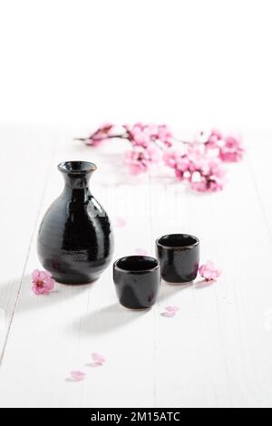 Spezieller japanischer Sake im japanischen Restaurant. Die Methode der Alkoholausschüttung in Japan. Stockfoto