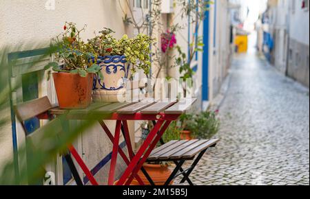Gemütliche europäische Straße in Portugal Stockfoto