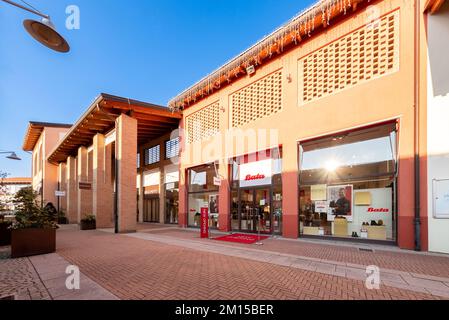 Mondovì; Cuneo; Italien - 07. Dezember; 2022: Bata Store in Mondovicino, italienisches Outlet-Dorf, Einkaufszentrum; Bata Shoe Organization ist eine familiengeführte Glob Stockfoto