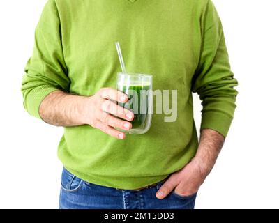 Ein Mann hält einen Spirullina Smoothie auf weißem Hintergrund Stockfoto