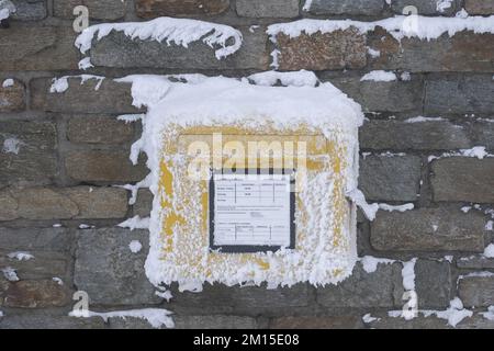 Oberwiesenthal, Deutschland. 10.. Dezember 2022. Ein schneebedeckter Briefkasten auf dem Fichtelberg. Am Wochenende herrscht in den Niedergebirgen Sachsens verschneites Winterwetter. Kredit: Sebastian Willnow/dpa/Alamy Live News Stockfoto