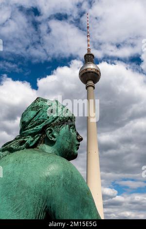 Skulptur des Neptunbrunnens (Deutsch: Neptunbrunnen) und des Berliner Fernsehturms oder Fernsehturms Berlin (Englisch: Berliner Fernsehturm) Stockfoto