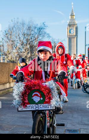 London, Großbritannien. 10.. Dezember 2022. BMX Life, Santa Cruise 8 Charity Fahrradtour für ECHO. Santa Cruise ist eine Wohltätigkeitsveranstaltung, bei der Geld für die E.C.H.O (Evelina Childrens Heart Organisation) gesammelt wird. Bisher hat BMX Life mehr als £120.000 US-Dollar für die Herzorganisation gesammelt. Weitere Informationen finden Sie unter www.echo-evelina.org.uk. Kredit: Guy Bell/Alamy Live News Stockfoto