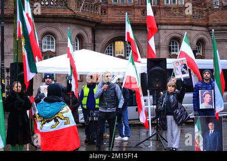 Manchester, Vereinigtes Königreich, 10.. Dezember 2022. Das tägliche Leben in Manchester, England, Großbritannien. Demonstranten versammelten sich auf dem St. Peter's Square im Zentrum von Manchester, England, Großbritannien, kritisierten die iranische Regierung und waren wütend über den Tod der kurdischen Frau Mahsa Amini, 22 Jahre alt. Der Protest hatte das Thema Frauen, Leben, Freiheit. Mahsa Amini starb, nachdem er am 16. September 2022 von der religiösen Moralpolizei verhaftet wurde, weil er den Hijab nicht gemäß den Regierungsregeln trug. Dies führte zu Protesten im ganzen Iran. Kredit: Terry Waller/Alamy Live News Stockfoto