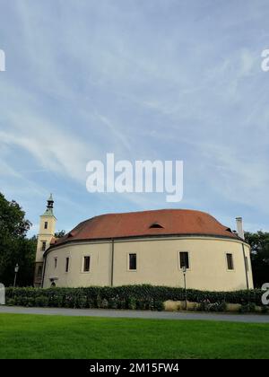 Eine vertikale Aufnahme des historischen Roztoky Castle, umgeben von Grün Stockfoto
