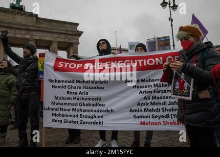 Berlin, Deutschland. 10.. Dezember 2022. Viele Demonstranten versammelten sich am 10. Dezember 2022 in Berlin zu Protesten gegen das iranische Regime. Die Demonstranten hielten zahlreiche Schilder, die den Tod der Mullahs, die Freiheit des Lebens der Frau und die Hinrichtungen im Iran zeigten. Die Proteste kommen inmitten wachsender internationaler Besorgnis über die Lage im Iran. Demonstranten riefen auch Slogans an, die den Sturz der Regierung forderten. Darüber hinaus zirkuliert nach der Hinrichtung des iranischen Rappers Mohsen Shekari eine Liste mit 24 weiteren Namen von Demonstranten, die auf ein Todesurteil warten. Auf internationaler Ebene ist das Regime stark eingeschränkt Stockfoto