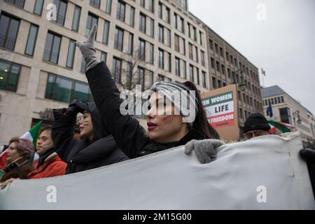 Berlin, Deutschland. 10.. Dezember 2022. Viele Demonstranten versammelten sich am 10. Dezember 2022 in Berlin zu Protesten gegen das iranische Regime. Die Demonstranten hielten zahlreiche Schilder, die den Tod der Mullahs, die Freiheit des Lebens der Frau und die Hinrichtungen im Iran zeigten. Die Proteste kommen inmitten wachsender internationaler Besorgnis über die Lage im Iran. Demonstranten riefen auch Slogans an, die den Sturz der Regierung forderten. Darüber hinaus zirkuliert nach der Hinrichtung des iranischen Rappers Mohsen Shekari eine Liste mit 24 weiteren Namen von Demonstranten, die auf ein Todesurteil warten. Auf internationaler Ebene ist das Regime stark eingeschränkt Stockfoto