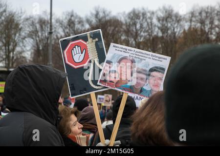 Berlin, Deutschland. 10.. Dezember 2022. Viele Demonstranten versammelten sich am 10. Dezember 2022 in Berlin zu Protesten gegen das iranische Regime. Die Demonstranten hielten zahlreiche Schilder, die den Tod der Mullahs, die Freiheit des Lebens der Frau und die Hinrichtungen im Iran zeigten. Die Proteste kommen inmitten wachsender internationaler Besorgnis über die Lage im Iran. Demonstranten riefen auch Slogans an, die den Sturz der Regierung forderten. Darüber hinaus zirkuliert nach der Hinrichtung des iranischen Rappers Mohsen Shekari eine Liste mit 24 weiteren Namen von Demonstranten, die auf ein Todesurteil warten. Auf internationaler Ebene ist das Regime stark eingeschränkt Stockfoto