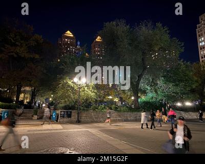 New York, NY, USA - 12. Nov. 2021: Abendliche Aussicht auf die Zeckendorf Towers vom Union Square aus Stockfoto