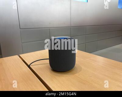 Orlando, Florida, USA – 20. November 2020: Ein HomePod-Lautsprecher in einem Apple Store. Stockfoto