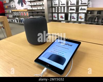 Orlando, Florida, USA – 20. November 2020: Ein HomePod-Lautsprecher in einem Apple Store. Stockfoto