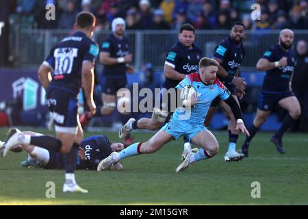 Kyle Steyn von Glasgow Warriors stürzt beim EPCR Challenge Cup-Spiel auf dem Erholungsgelände in Bath von einem Tackle ab. Foto: Samstag, 10. Dezember 2022. Stockfoto