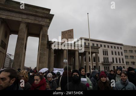 Berlin, Deutschland. 10.. Dezember 2022. Viele Demonstranten versammelten sich am 10. Dezember 2022 in Berlin zu Protesten gegen das iranische Regime. Die Demonstranten hielten zahlreiche Schilder, die den Tod der Mullahs, die Freiheit des Lebens der Frau und die Hinrichtungen im Iran zeigten. Die Proteste kommen inmitten wachsender internationaler Besorgnis über die Lage im Iran. Demonstranten riefen auch Slogans an, die den Sturz der Regierung forderten. Darüber hinaus zirkuliert nach der Hinrichtung des iranischen Rappers Mohsen Shekari eine Liste mit 24 weiteren Namen von Demonstranten, die auf ein Todesurteil warten. Auf internationaler Ebene ist das Regime stark Stockfoto