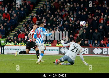 Billy Sharp von Sheffield United erzielt während des Sky Bet Championship-Spiels in Bramall Lane, Sheffield, das erste Tor seiner Seite. Foto: Samstag, 10. Dezember 2022. Stockfoto