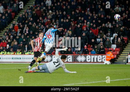 Billy Sharp von Sheffield United erzielt während des Sky Bet Championship-Spiels in Bramall Lane, Sheffield, das erste Tor seiner Seite. Foto: Samstag, 10. Dezember 2022. Stockfoto