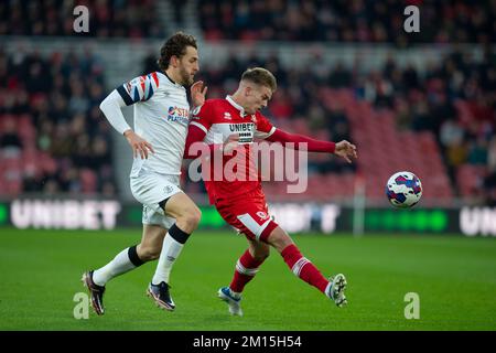 Middlesbroughs Marcus Forss-Herausforderungen für den Ball während des Sky Bet Championship-Spiels zwischen Middlesbrough und Luton Town im Riverside Stadium, Middlesbrough, am Samstag, den 10.. Dezember 2022. (Kredit: Trevor Wilkinson | MI News) Kredit: MI News & Sport /Alamy Live News Stockfoto