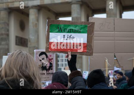 Berlin, Deutschland. 10.. Dezember 2022. Viele Demonstranten versammelten sich am 10. Dezember 2022 in Berlin zu Protesten gegen das iranische Regime. Die Demonstranten hielten zahlreiche Schilder, die den Tod der Mullahs, die Freiheit des Lebens der Frau und die Hinrichtungen im Iran zeigten. Die Proteste kommen inmitten wachsender internationaler Besorgnis über die Lage im Iran. Demonstranten riefen auch Slogans an, die den Sturz der Regierung forderten. Darüber hinaus zirkuliert nach der Hinrichtung des iranischen Rappers Mohsen Shekari eine Liste mit 24 weiteren Namen von Demonstranten, die auf ein Todesurteil warten. Auf internationaler Ebene ist das Regime stark Stockfoto