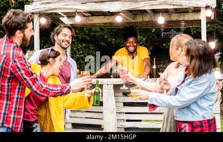 Glückliche Mischlinge, die Spaß auf der Poolparty auf dem Dach haben, während sie Cocktails in der Chiringuito Bar trinken Stockfoto