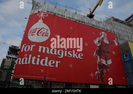 Kopenhagen /Denmmark/10. Dezember 2022/Billboard mit nikolausweihnachtsmann auf Coca-Cola-Plakat in der dänischen Hauptstadt. (Foto: Francis Dean/Dean Pictures) Stockfoto