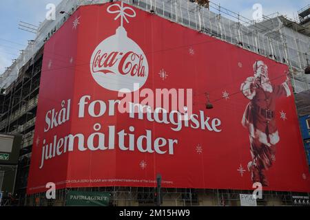 Kopenhagen /Denmmark/10. Dezember 2022/Billboard mit nikolausweihnachtsmann auf Coca-Cola-Plakat in der dänischen Hauptstadt. (Foto: Francis Dean/Dean Pictures) Stockfoto