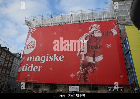 Kopenhagen /Denmmark/10. Dezember 2022/Billboard mit nikolausweihnachtsmann auf Coca-Cola-Plakat in der dänischen Hauptstadt. (Foto: Francis Dean/Dean Pictures) Stockfoto