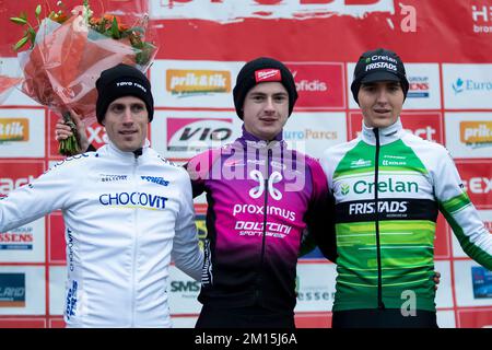 Belgischer Jens Adams, belgischer Gerben Kuypers und belgischer Emiel Verstrynge auf dem Podium nach dem Men-Elite-Rennen des exakten Cross-Essen, Stufe 4 (von 8) im exakten Cross-Cyclocross-Wettbewerb, Samstag, den 10. Dezember 2022, in Essen. BELGA FOTO KRISTOF VAN ACCOM Kredit: Belga News Agency/Alamy Live News Stockfoto