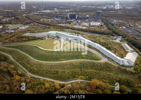 Luftaufnahme, Alpincenter Bottrop Indoor-Skipiste auf der Prosperstraße Slagheap und ehemalige Prosper-Haniel-Mine, jetzt ArcelorMittal Bottrop in Welheim Distrikt Stockfoto