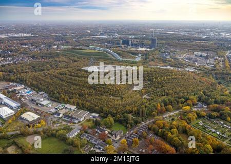 Blick aus der Vogelperspektive, Tetraeder-Pyramide und Schlangenweg auf der Beckstraße Slagheap sowie Alpincenter Bottrop Skihalle auf der Prosperstraße Slagheap und Form Stockfoto