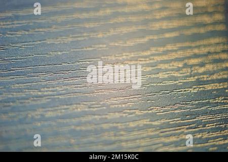 Blauer Holzhintergrund mit glänzender goldener Textur. Stockfoto