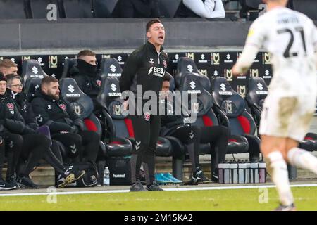 Scott Brown, Manager von Fleetwood Town, während der ersten Hälfte des Sky Bet League 1-Spiels zwischen MK Dons und Fleetwood Town im Stadium MK, Milton Keynes, am Samstag, den 10.. Dezember 2022. (Kredit: John Cripps | MI News) Kredit: MI News & Sport /Alamy Live News Stockfoto