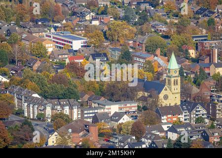 Luftblick, Blick auf das Stadtzentrum mit katholischer Kirche St. Johannes der Täufer im Stadtteil Kirchhellen in Bottrop, Ruhrgebiet, Nordrhein-Westfalen, Deutschland Stockfoto