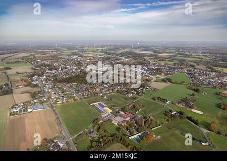 Luftblick, Stadtblick mit katholischer Kirche St. Johannes der Täufer im Kirchhellen Bezirk in Bottrop, Ruhrgebiet, Nordrhein-Westfalen, Deutschland, Devot Stockfoto