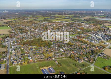 Luftblick, Stadtblick mit katholischer Kirche St. Johannes der Täufer im Bezirk Kirchhellen in Bottrop, Ruhrgebiet, Nordrhein-Westfalen, Deutschland Stockfoto