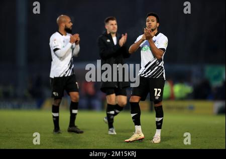 Korey Smith von Derby County (rechts) applaudiert den Fans nach dem Spiel der Sky Bet League One im Pirelli Stadium, Burton Upon Trent. Foto: Samstag, 10. Dezember 2022. Stockfoto